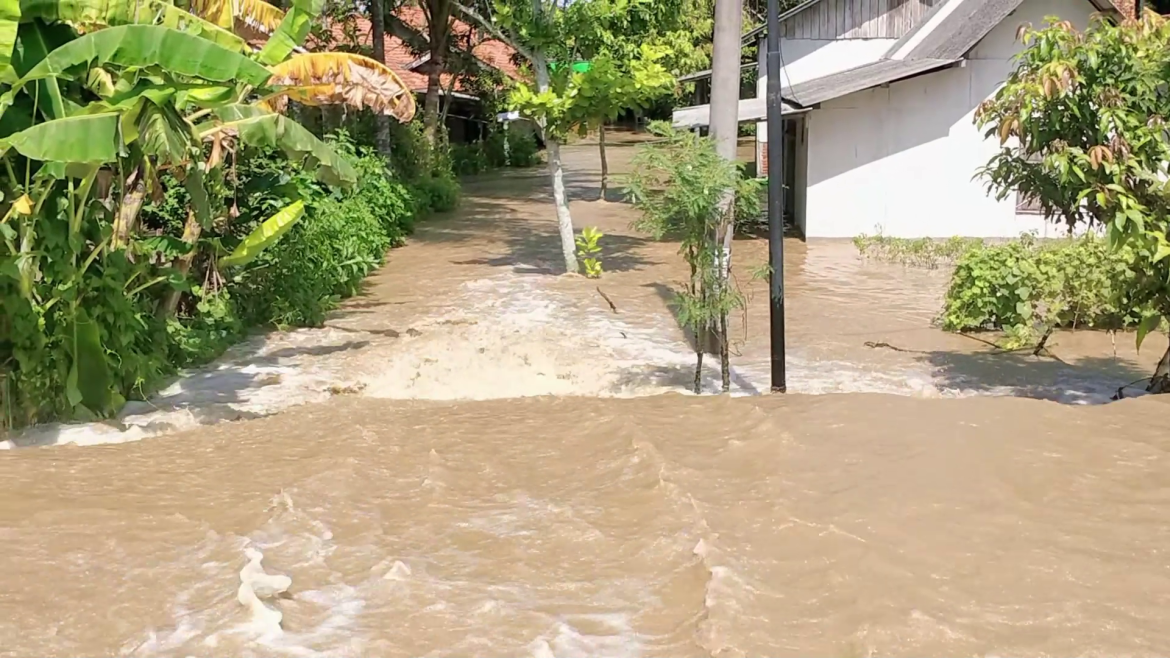 Tanggul Sungai Cimeneng Jebol