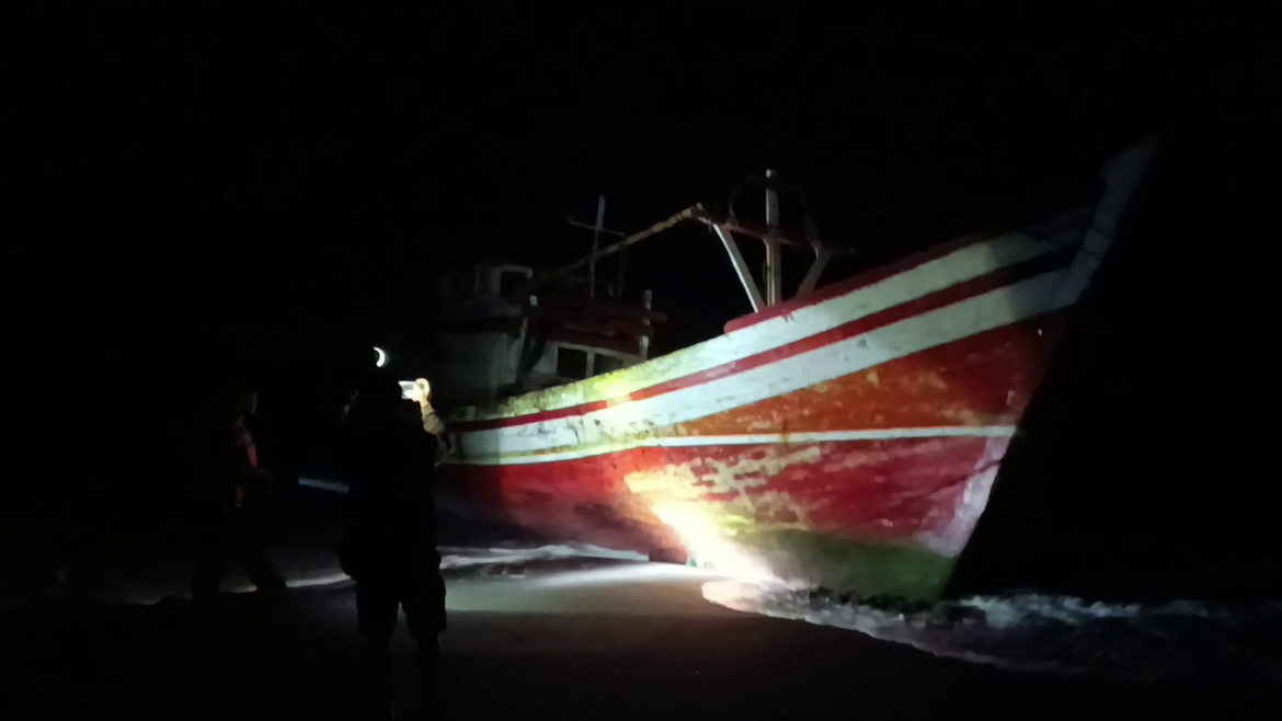 Puluhan Perahu dan Warung Rusak Akibat Gelombang tinggi