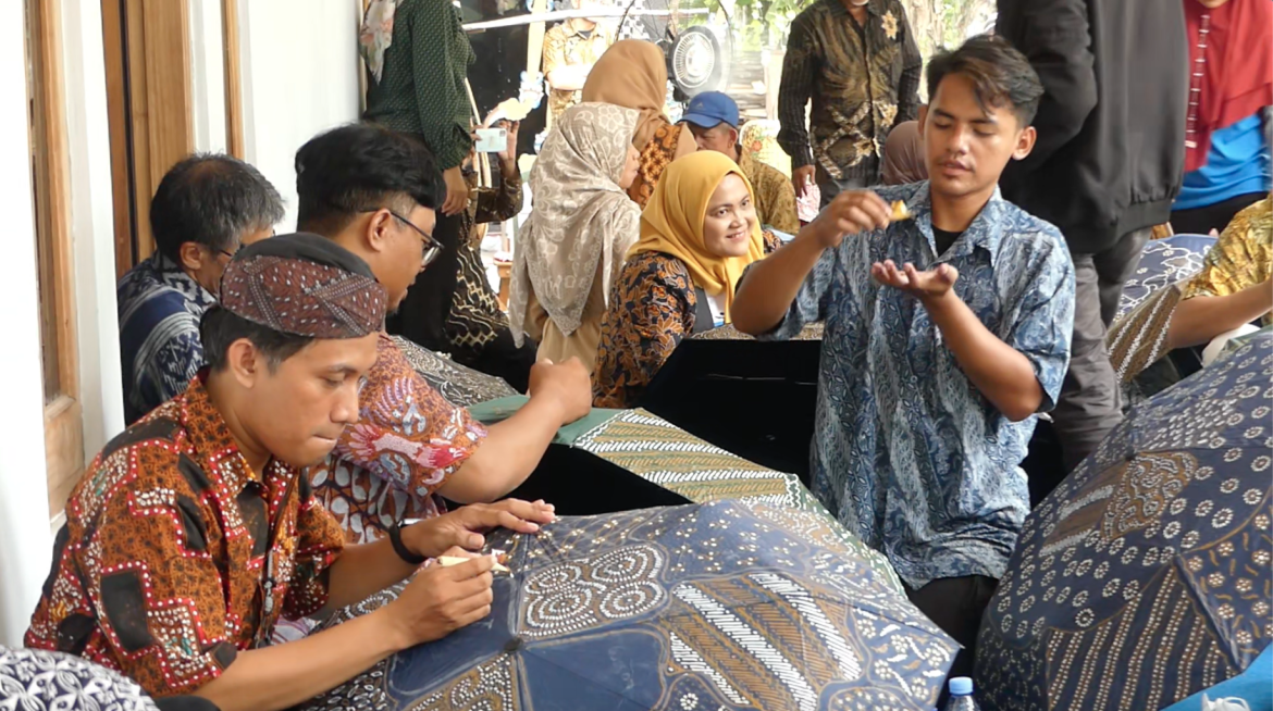 Kreasi Payung Batik Klaten Tembus Pasar Mancanegara