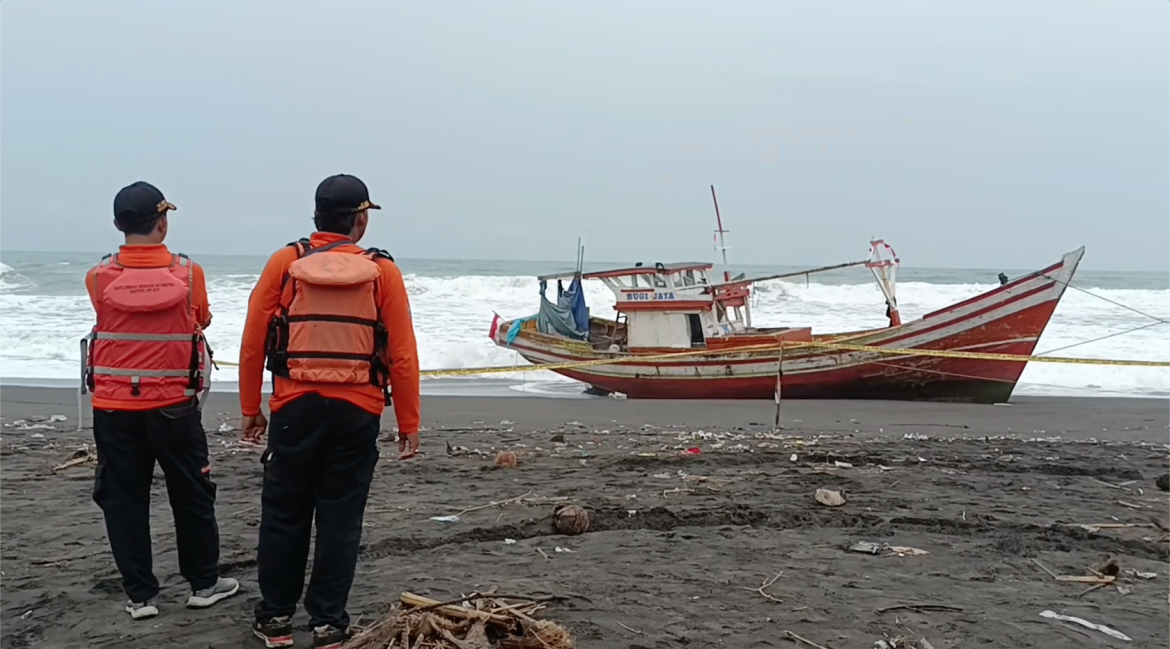 Pencarian 2 Nelayan Hilang Terkendala Gelombang Tinggi