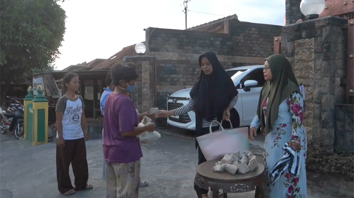 Bersedekah Melalui Kegiatan Berbagi Takjil Buka Puasa