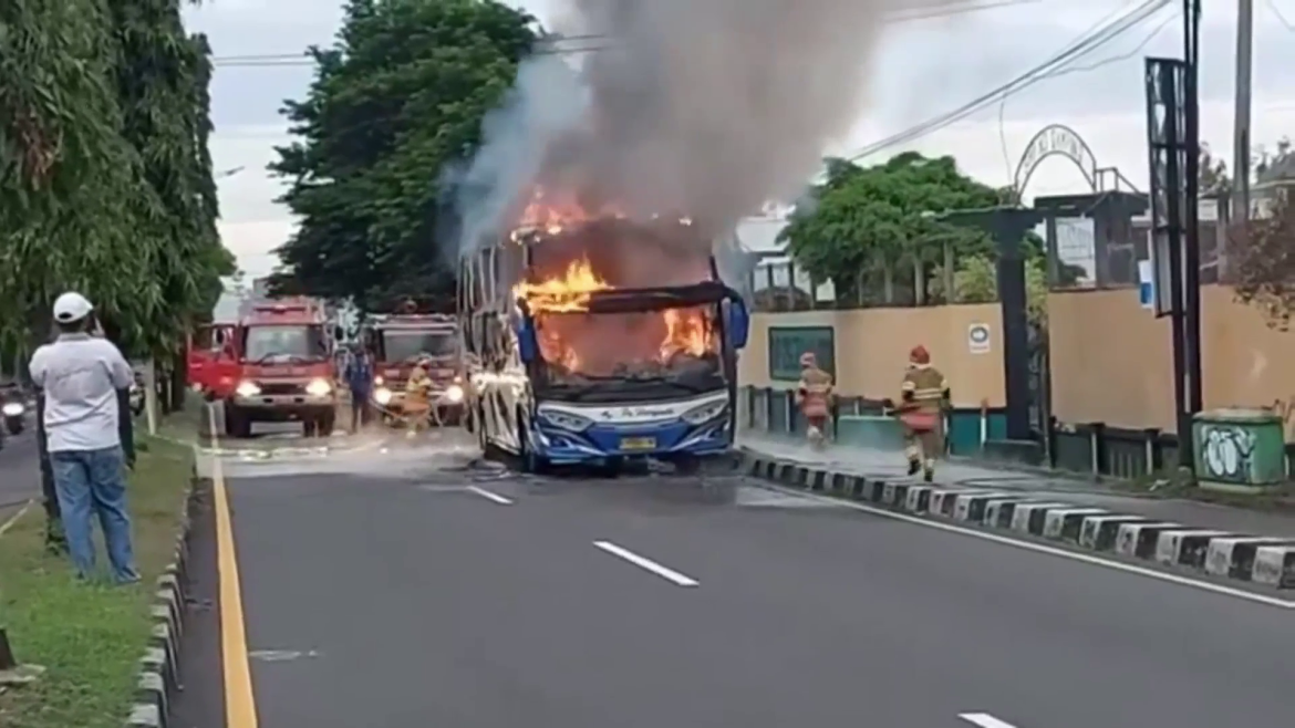 Bus Akap Terbakar Diduga Korslenting AC Penumpang Dievakuasi