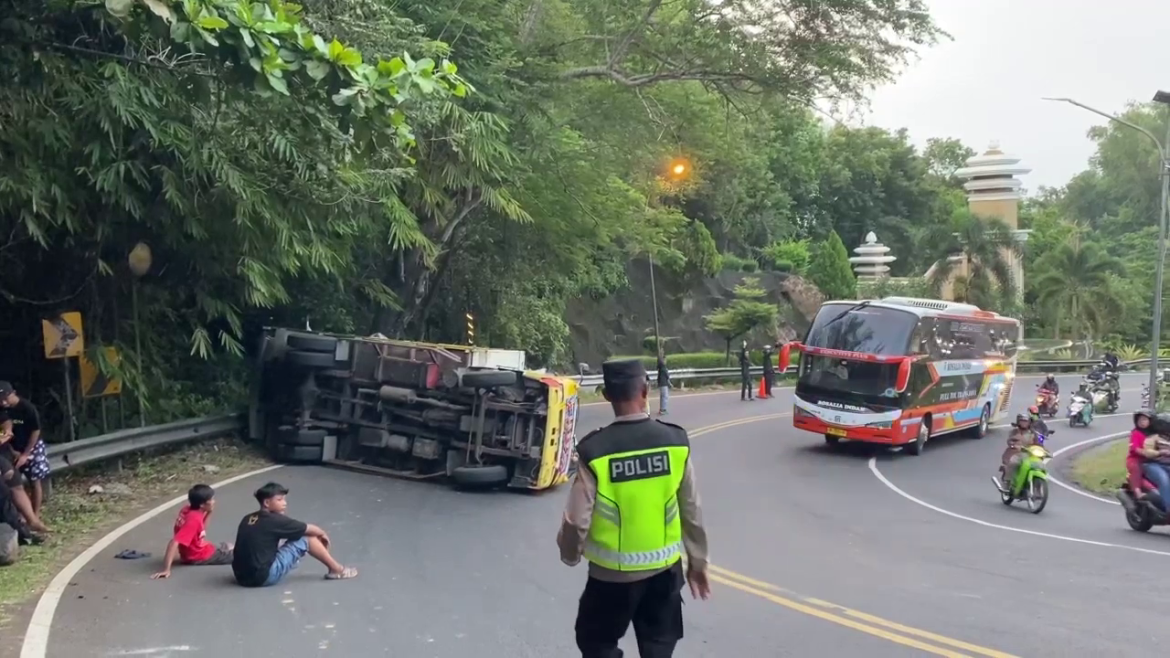 Truk Terguling Akibat Tidak Kuat Menanjak