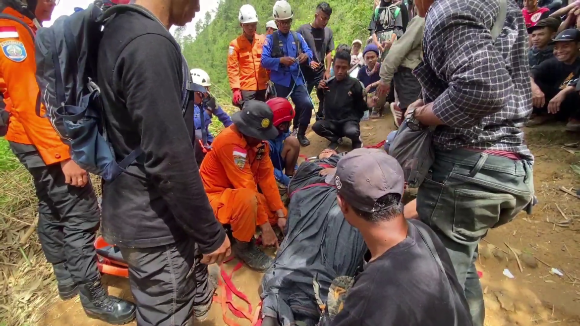 Evakuasi Pendaki Gunung Andong Dramatis