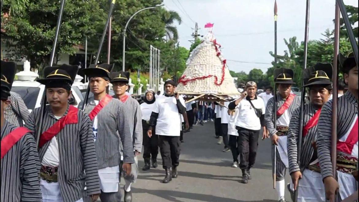 Aksi Unik Pengusaha mengembalikan Formulir Untuk Ikut PILKADA