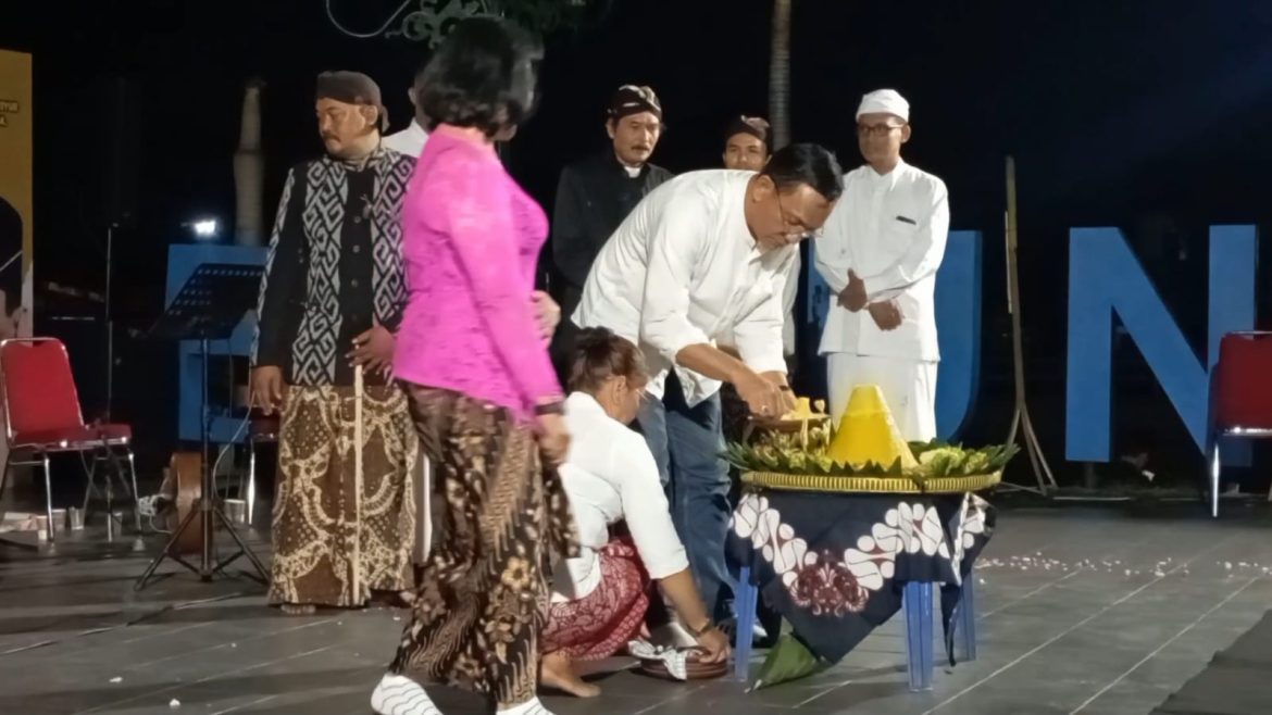 54 Tumpeng Meriahkan Haul Bung Karno Di Embung Langensari