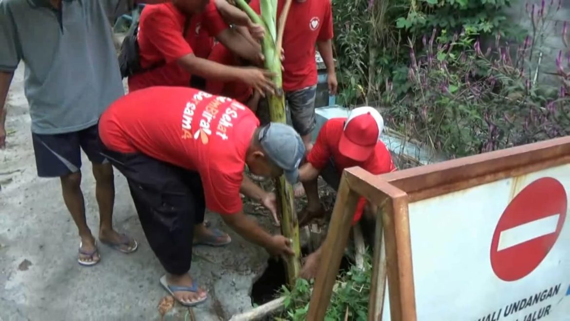 Jalan Berlubang Ditanami Tanaman Pisang