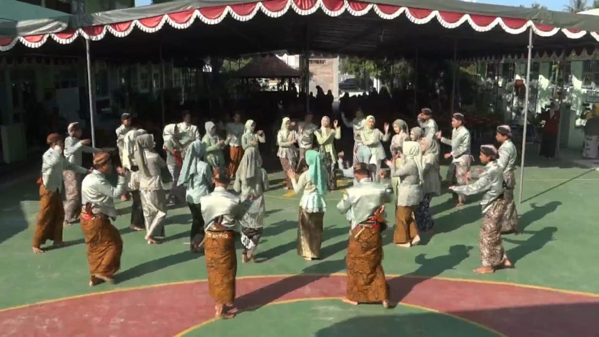 Lestarikan Budaya Rayakan Kelulusan Dengan Flashmob Tarian Dolanan Anak