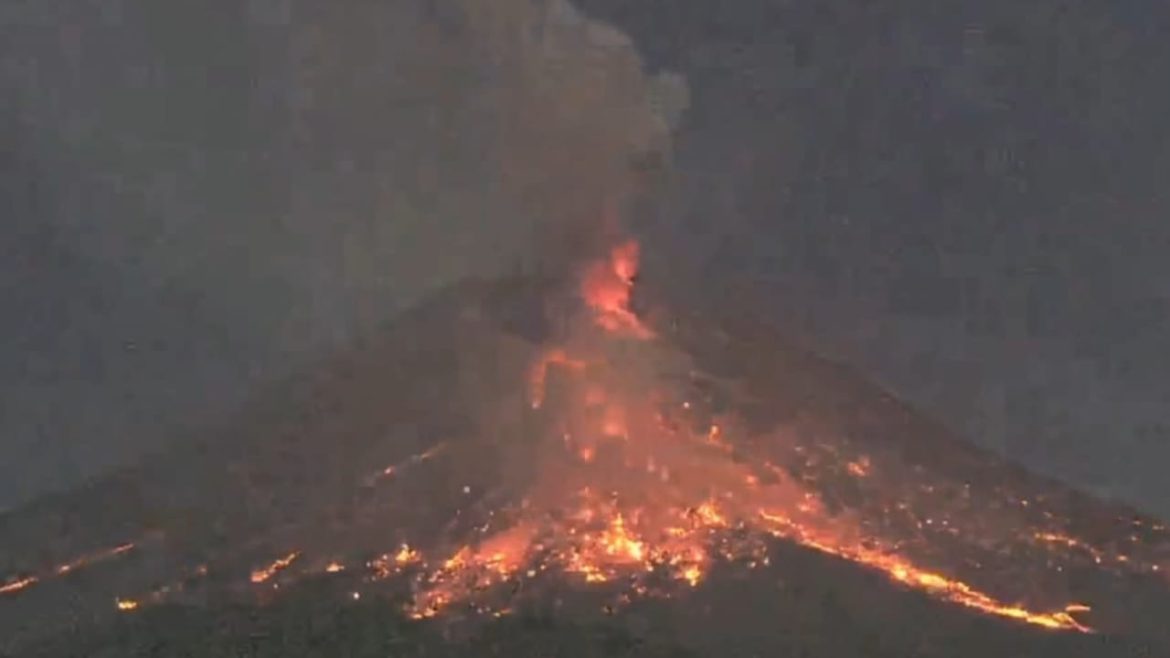 Awan Panas Guguran Kembali Terjadi Di Gunung Merapi