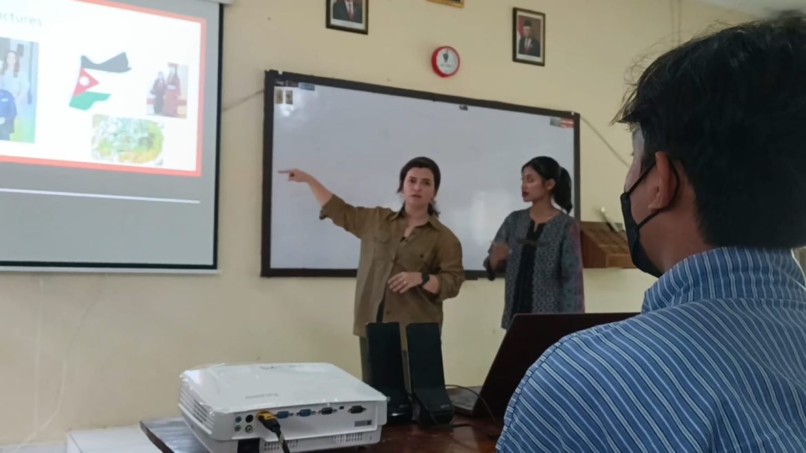 Dua Bule Jadi Guru Dadakan Di Sekolah Kulonprogo