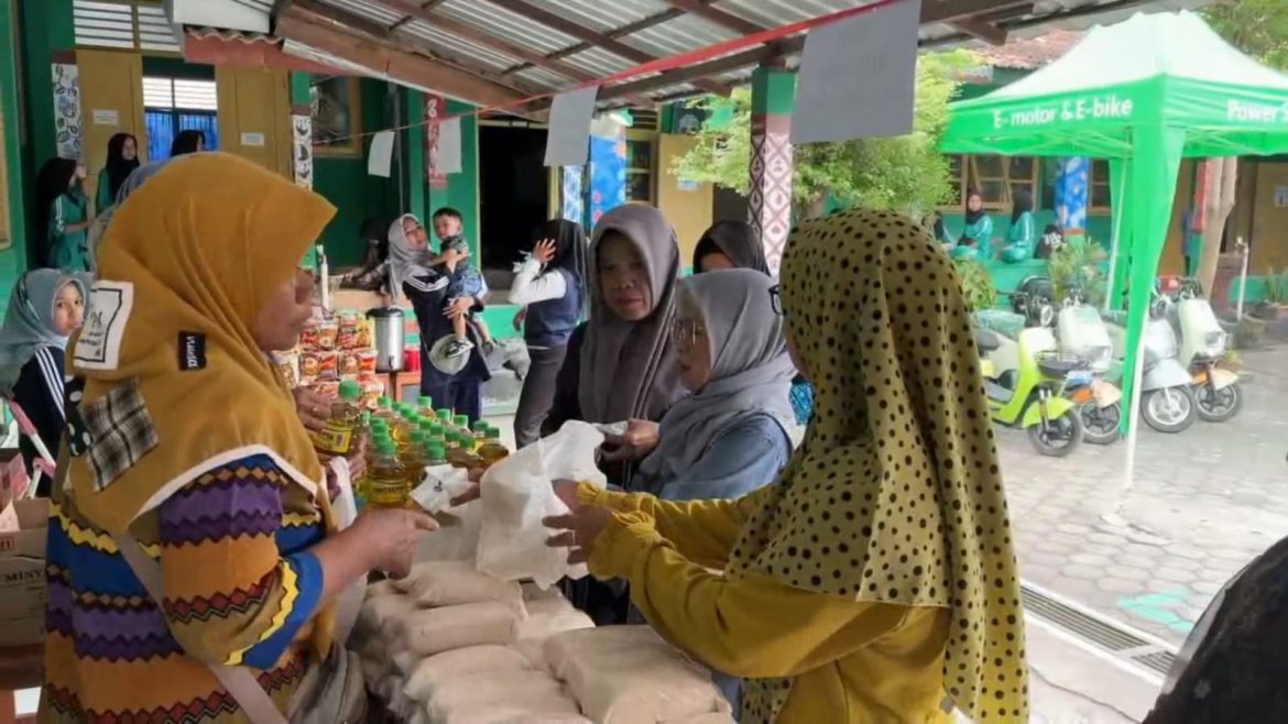 Hadirkan Pasar Murah, Warga Antusias Beli Sembako