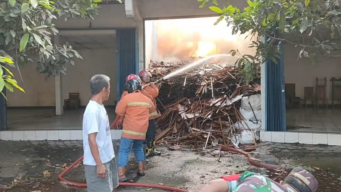 Gudang Limbah Kayu Mebel Terbakar