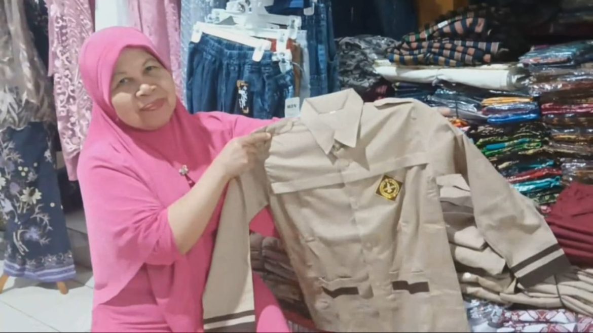 Musim PPDB, Pedagang Baju Mulai Stok Seragam Sekolah