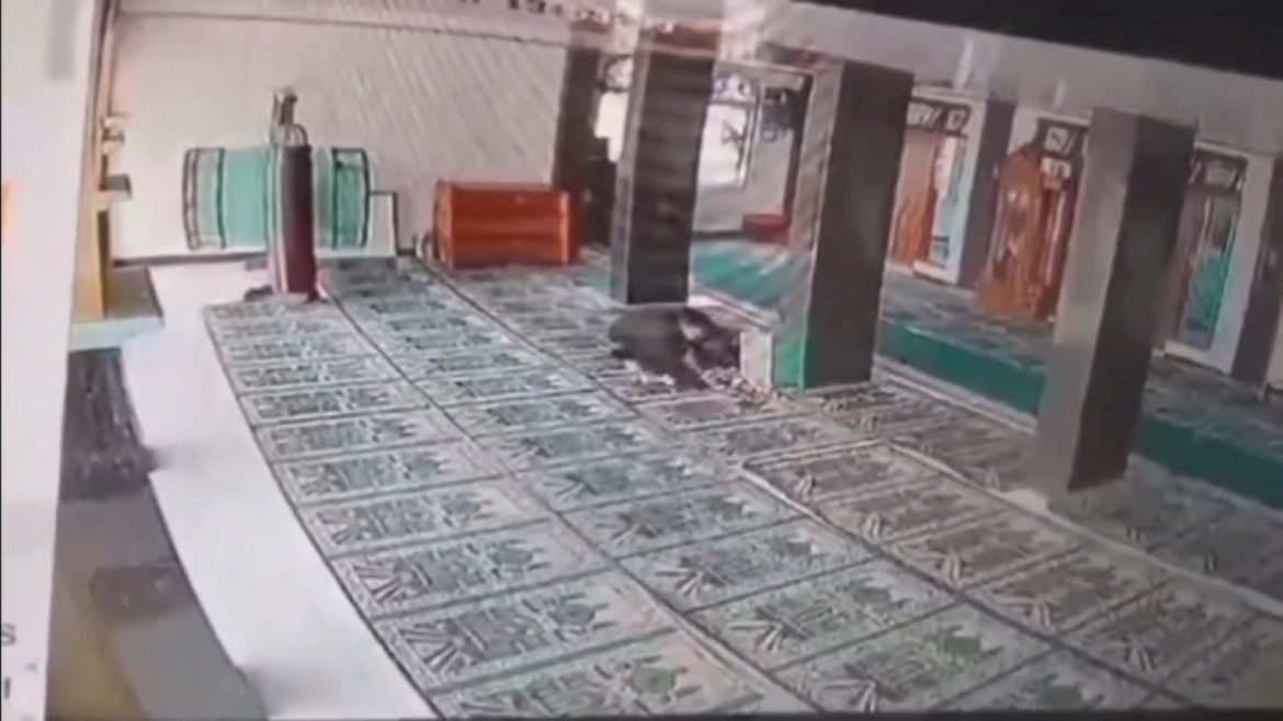 Pencuri Kotak Amal Terekam CCTV