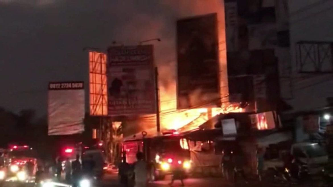 Toko Kayu Di Jalan Wates Hangus Terbakar