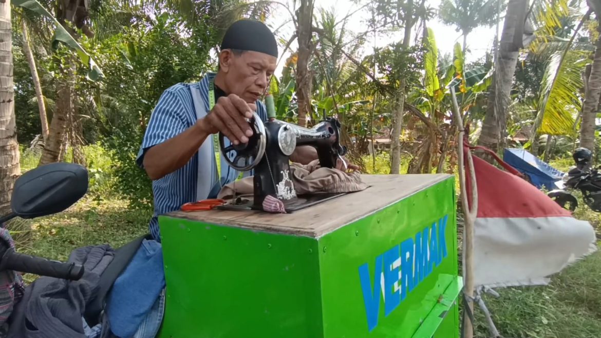 Perjuangan Kakek Tukang Permak Pakaian Keliling Mencari Pelanggan