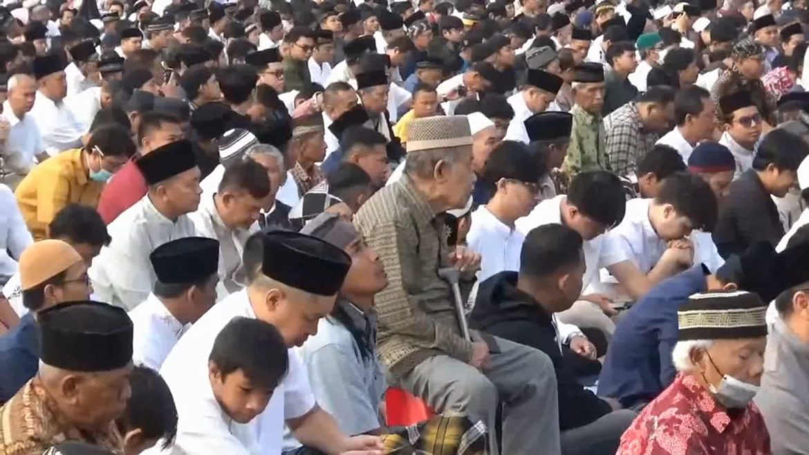 Ribuan Umat Islam Shalat Ied Di Lapangan Denggung