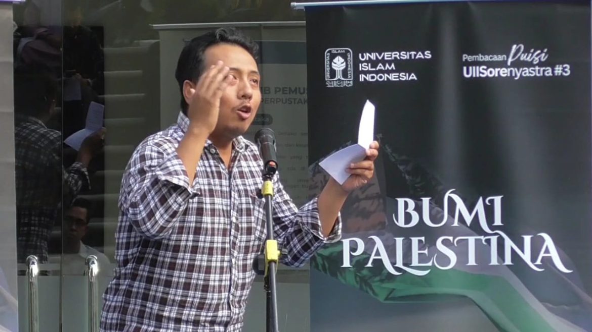 Sivitas UII Dukung Palestina Lewat Parade Puisi Dan Lukis