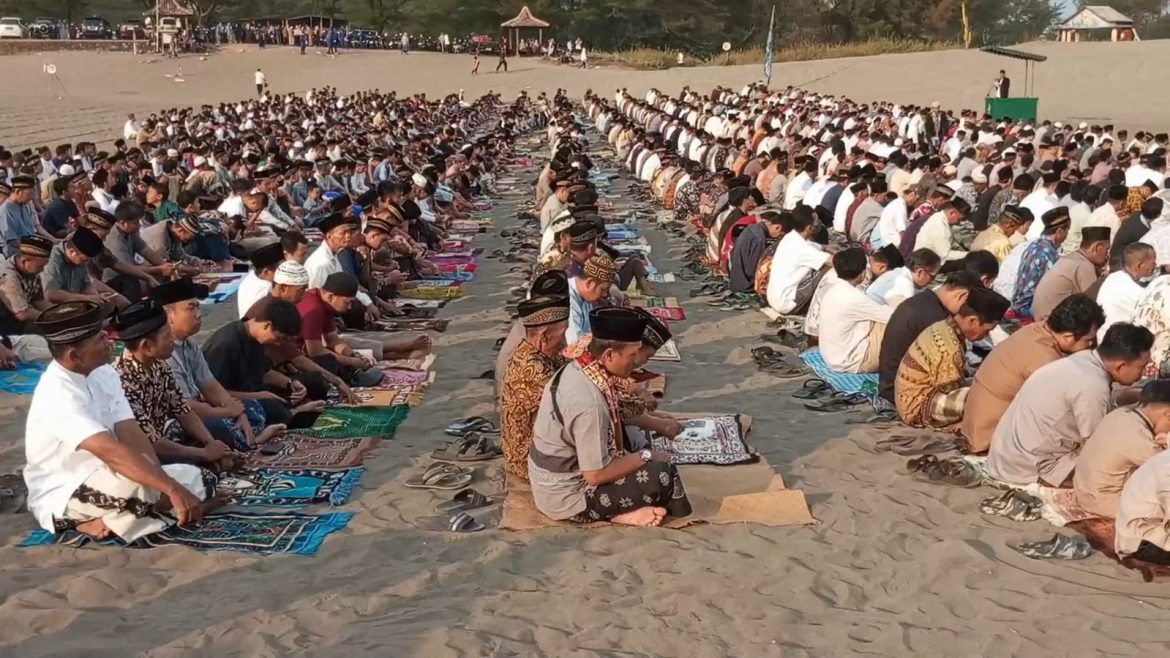 Ribuan Umat Muslim Laksanakan Sholat Idul Adha Di Gumuk Pasir