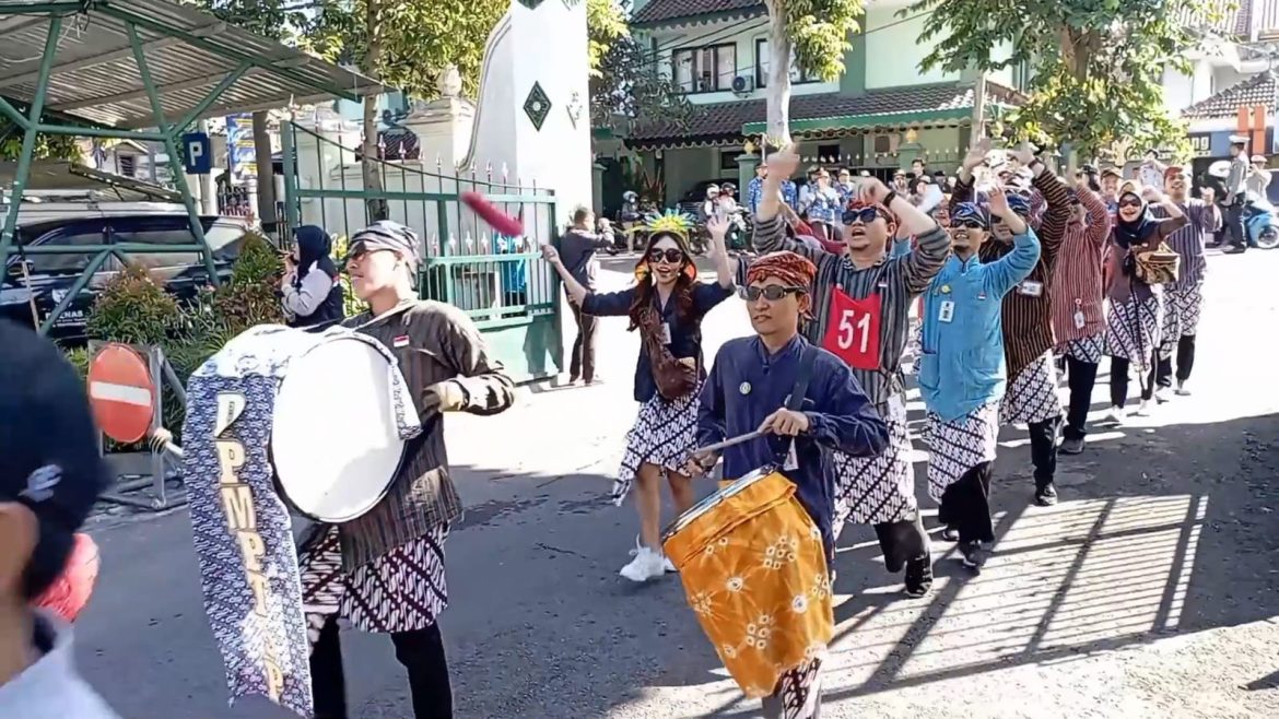 Napak Tilas Sejarah Balaikota Yogyakarta Dengan Jalan Sehat