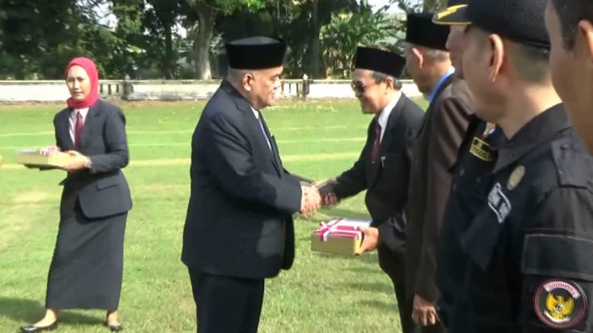 Pembagian Bendera Merah Putih Meriahkan Hari Lahir Pancasila