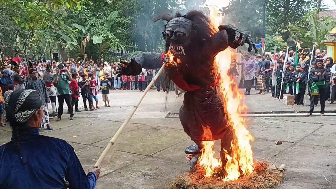 Pembakaran Ogoh-Ogoh Warnai Bersih Desa Taruban