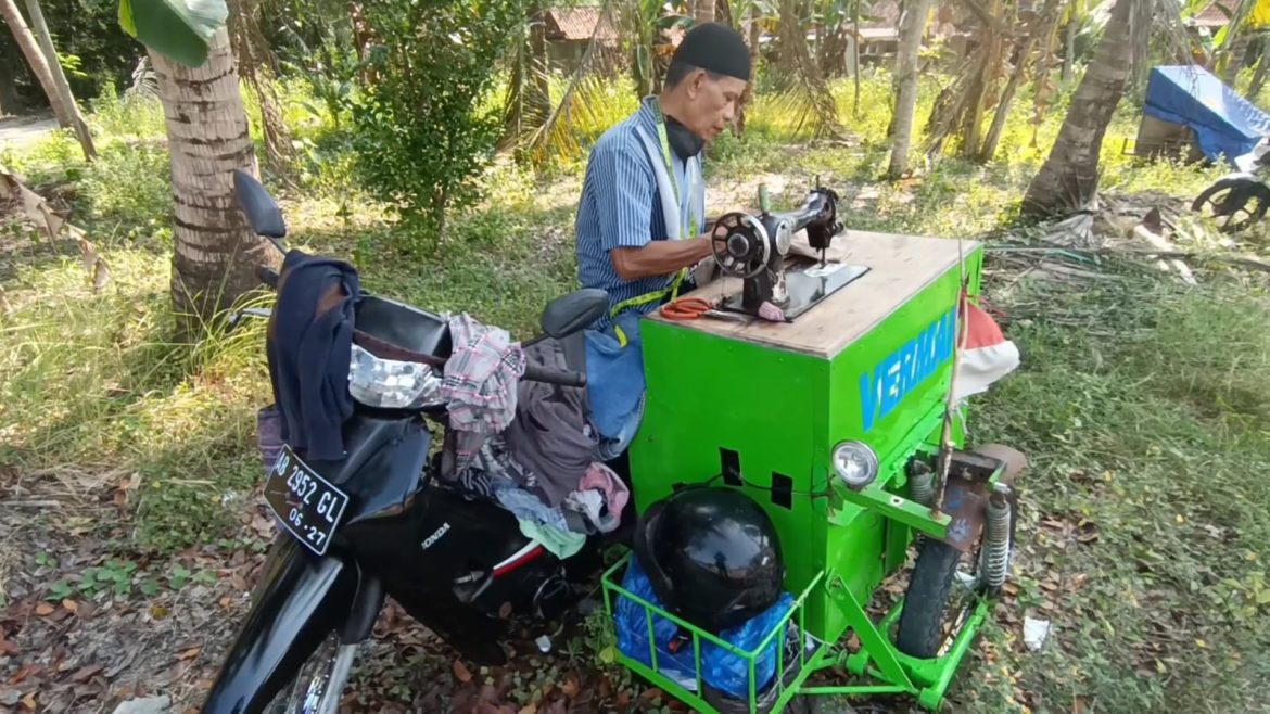 Perjuangan Kakek Tukang Permak Pakaian Keliling Mencari Pelanggan