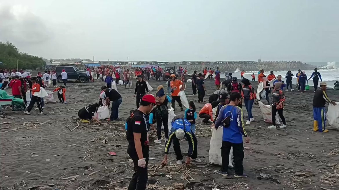 Ratusan Relawan Se Kulonprogo Gelar Aksi Bersih Pantai Glagah