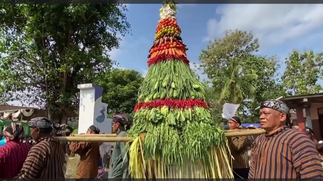 Rela Berdesak Desakan Berebut Gunungan Rasul