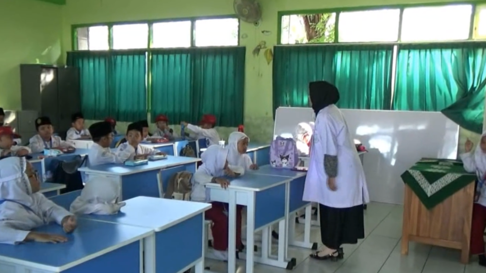 MPLS, Guru Motivasi Murid Dengan Baju Aneka Profesi