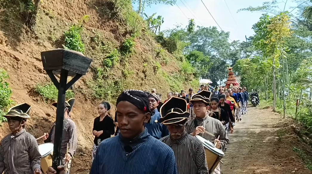 Tradisi Jamasan Pusaka Di Kawasan Puncak Suroloyo