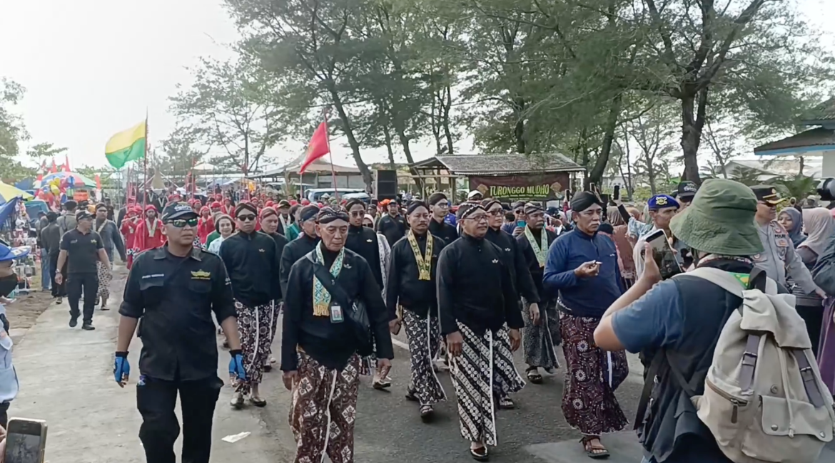 Ribuan Warga Antusias Ikuti Tradisi Labuhan Dipantai Glagah