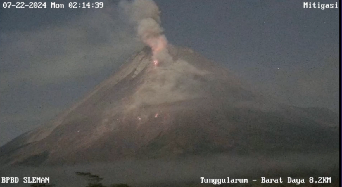 Merapi Kembali Luncurkan Lava Senin Dinihari