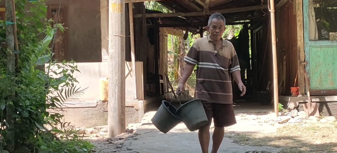 Kesulitan Air, Warga Berburu Air Di Tengah Sungai Yang Mengering