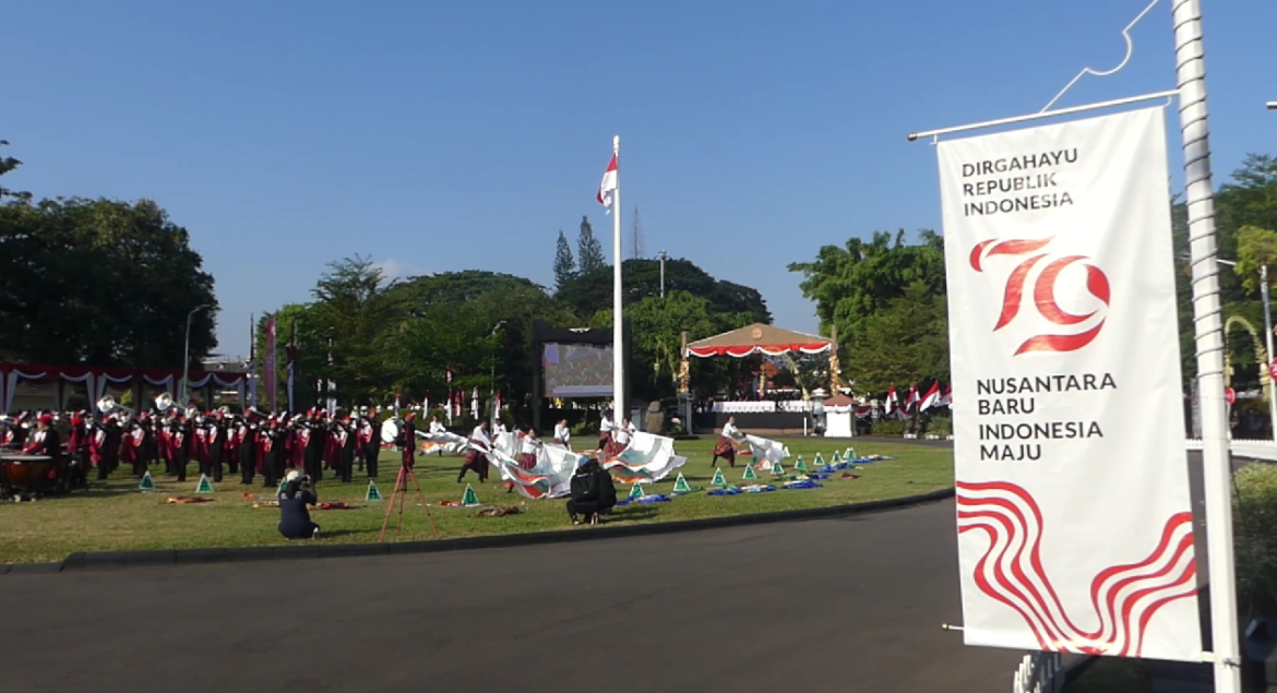 Kemeriahan Upacara Penurunan Bendera HUT Ke-79 RI