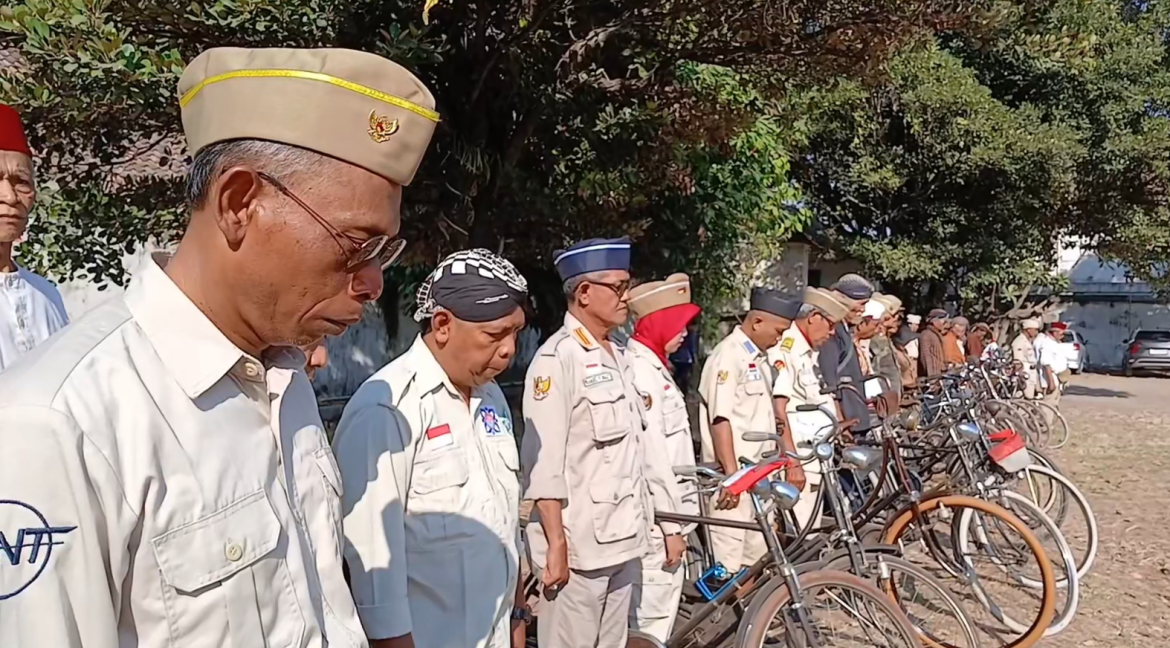 Komunitas Onthel Upacara 17 Agustus Dengan Baju Pejuang 45