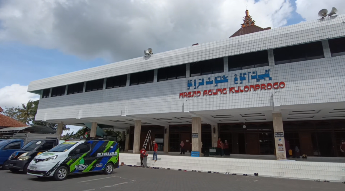 Ratusan Relawan Bersih-bersih Masjid Agung Wates Kulonprogo