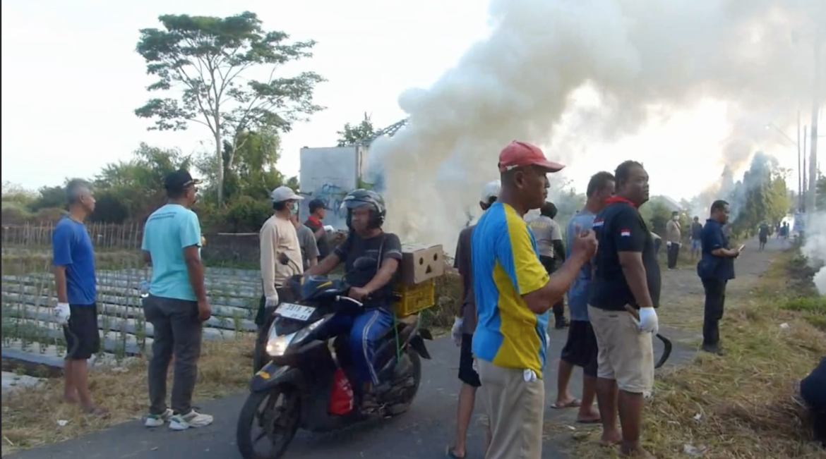 Banyak Sampah Dibuang Liar, Warga Bersihkan Lingkungan