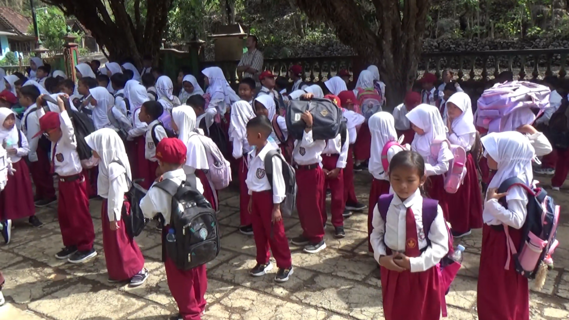 Simulasi Kejadian Gempa di Sekolah Dasar