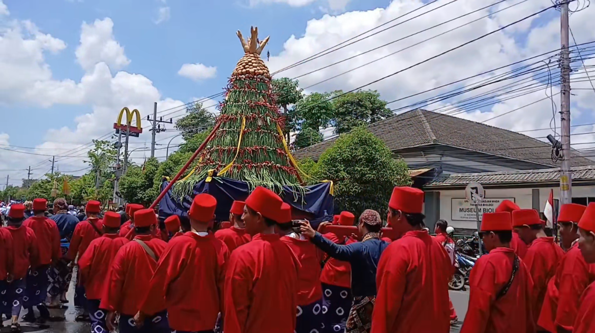 Antusias Ribuan Masyarakat Sambut Gunungan di Pakualaman