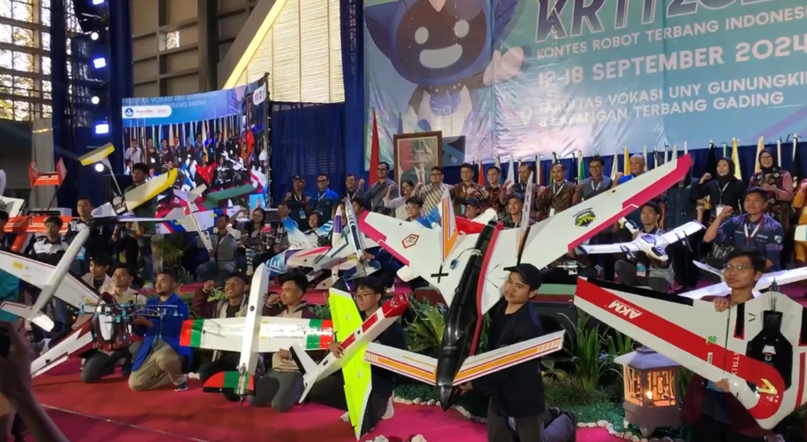 Ratusan Tim Dari Seluruh Indonesia Ikuti Ajang Robot Terbang