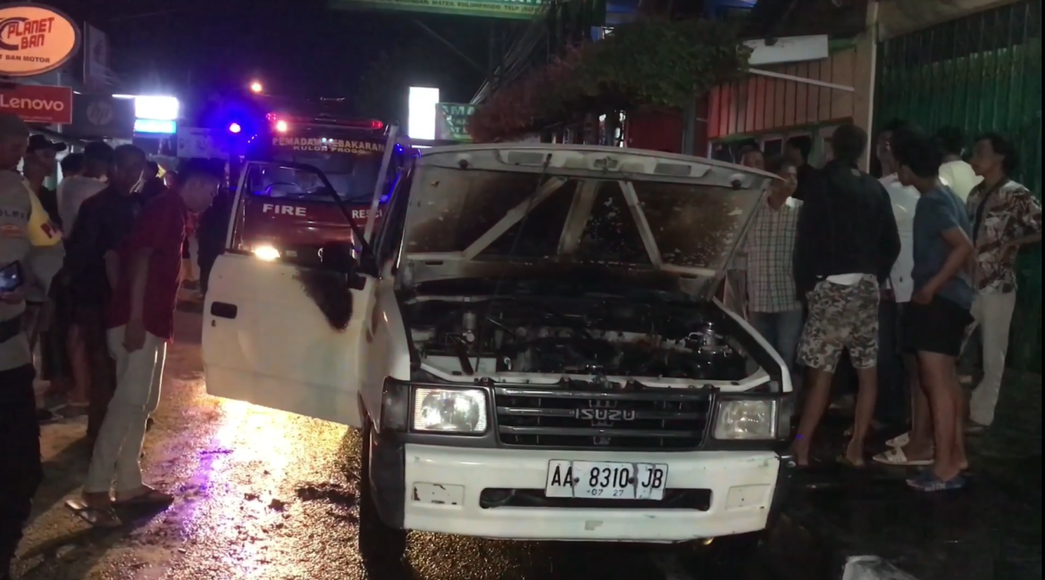 Diduga Konsleting Listrik Mobil Pickup Terbakar