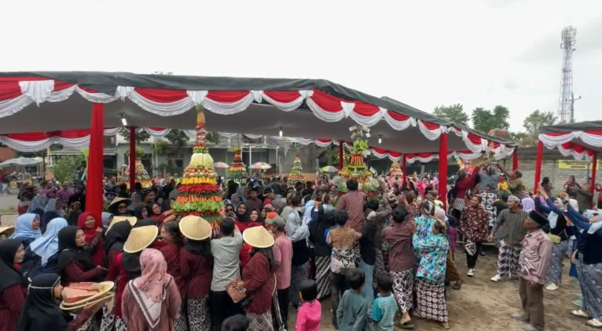 Merti Dusun, Warga Karangsari Berebut Hasil Bumi