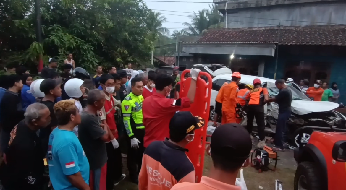 Kecelakaan Maut Bus VS Avanza dan Motor, 2 Tewas 2 Luka-Luka