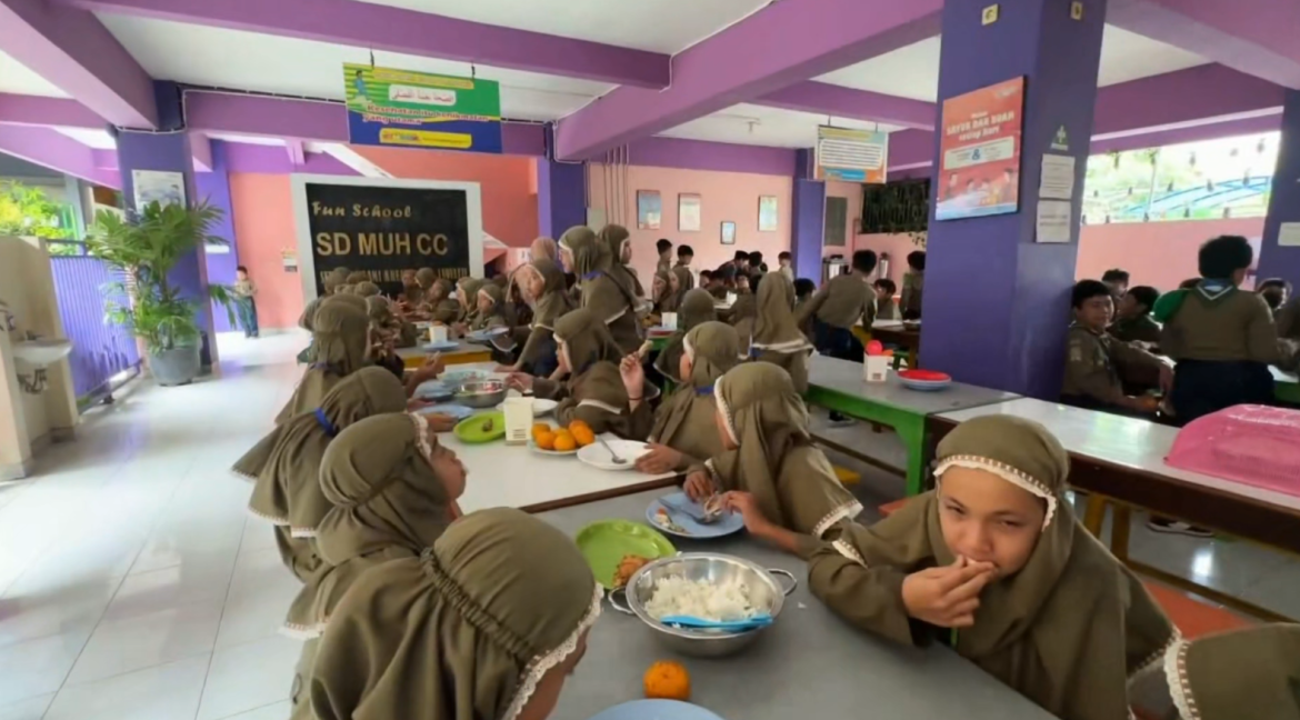 Murid SD Antusias Makan Bergizi Bersama di Sekolah