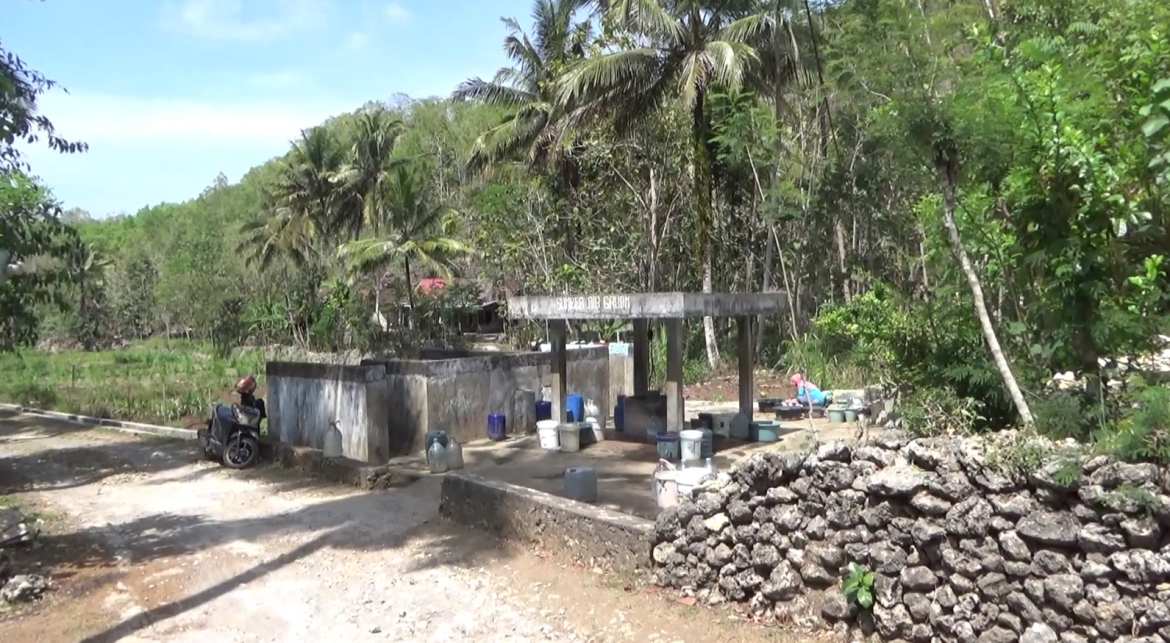 Kemarau, Warga Cari Air ke Sumur Umum