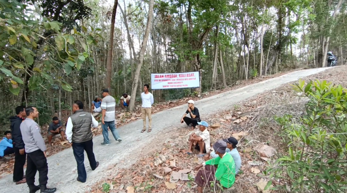 Jalan Rusak, Warga Pasang Spanduk Bernada Protes