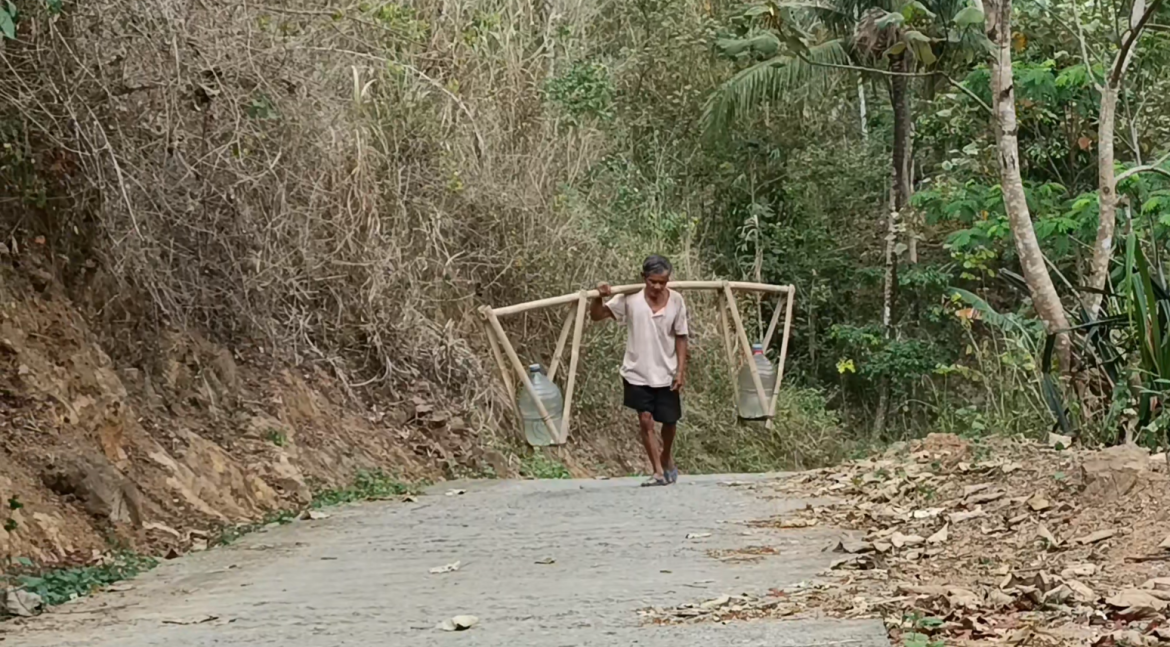 Kekeringan, Warga Naik Turun Bukit Dapatkan Air Bersih