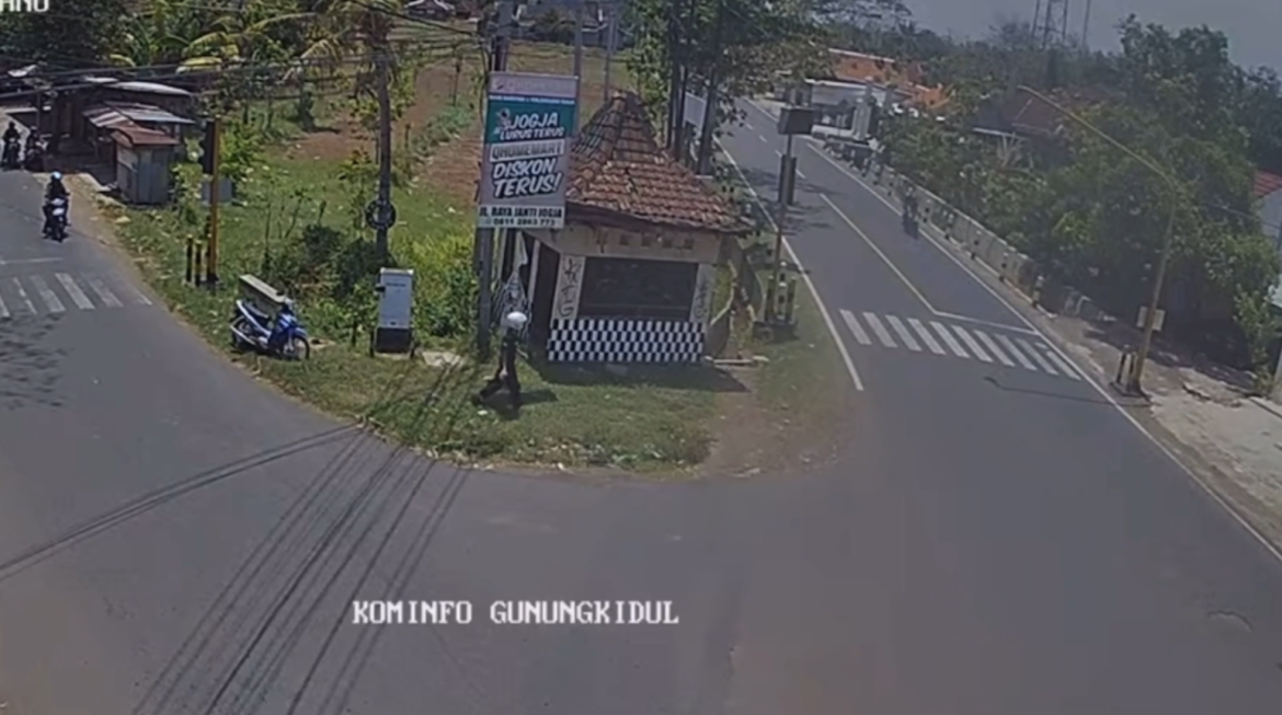 Pria Misterius Rusak Pos Polisi Terekam CCTV