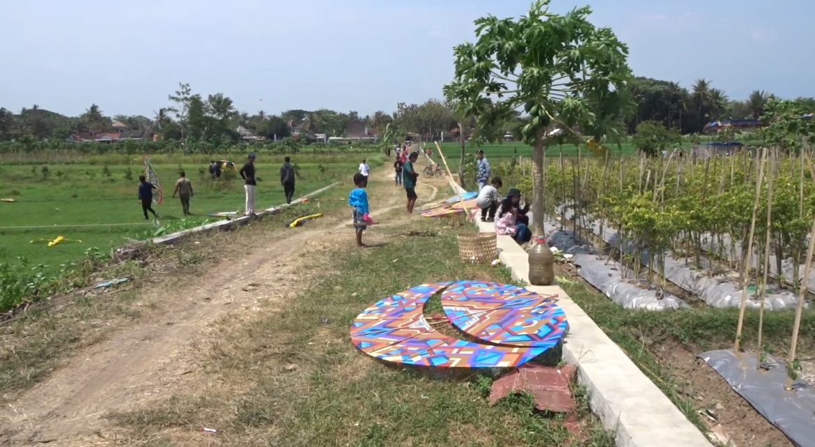 Puluhan Peserta Ikuti Ngaran Kite Festival di Area Persawahan